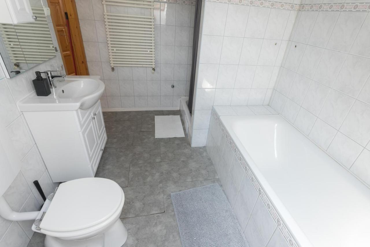 Hi-Bp Garden City Batsanyi Apartment 3 Rooms, Apartment Upstairs Near The City Train With Free Parking Budapest Bagian luar foto